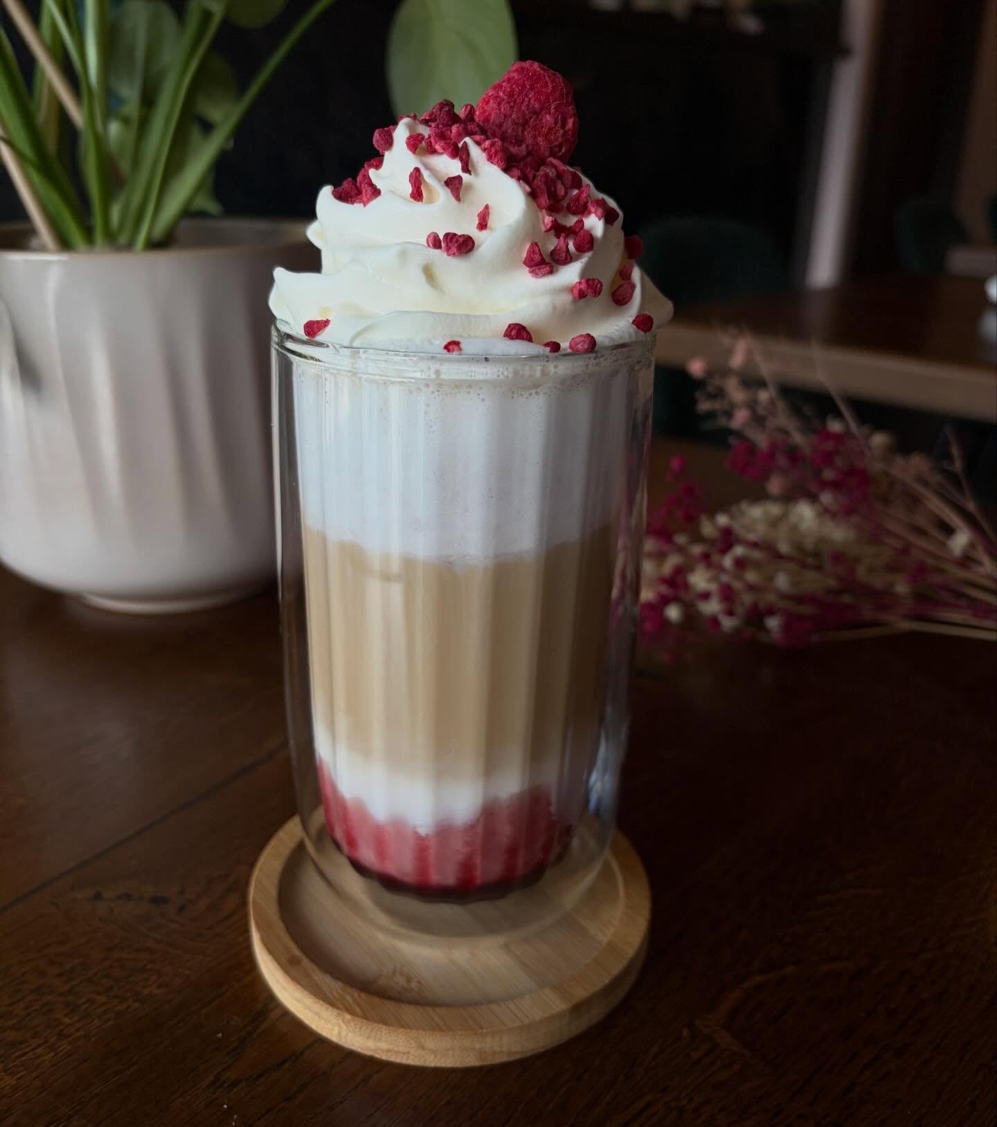 Malinowa caffè latte z bitą śmietaną